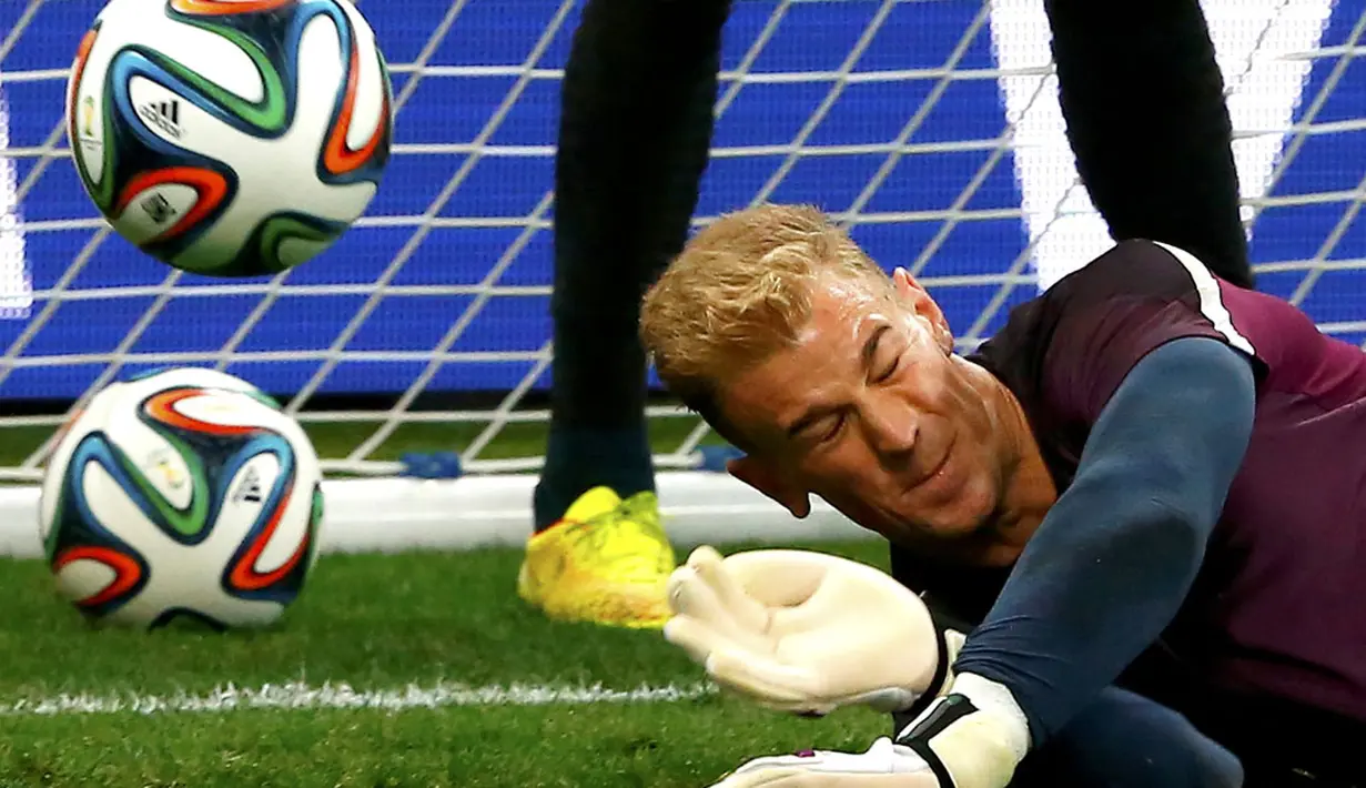 Penjaga gawang Inggris, Joe Hart berlatih keras jelang laga hidup mati kontra Uruguay di penyisihan Piala Dunia 2014 Grup D di Stadion Corinthians, Sao Paolo, Brasil, (19/6/2014). (REUTERS/Tony Gentile)