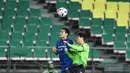 Pemain Jeonbuk Hyundai Motors berebut bola dengan pemain Suwon Samsung Blue Wings pada laga K-League Korea Selatan di Jeonju World Cup Stadium, Jeonju, Jumat (8/5/2020). Jeonbuk Hyundai Motors menang 1-0 atas Suwon Samsung Blue Wings.(AFP/Jung Yeon-Je)