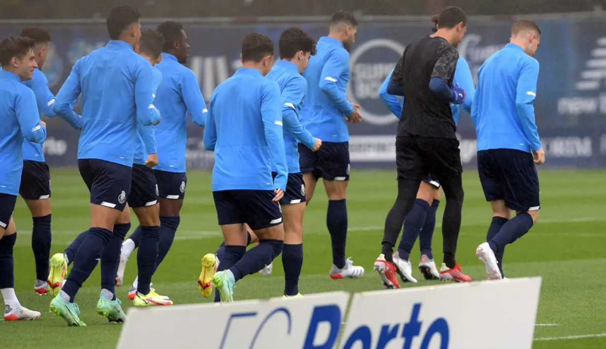 Para pemain FC Porto ambil bagian dalam sesi latihan jelang menghadapi AC Milan pada pertandingan Grup B Liga Champions di FC Porto's Olival, Vila Nova de Gaia, Portugal, 2 November 2021. Porto akan melawan AC Milan pada 4 November 2021. (FERNANDO VELUDO/AFP)