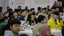 Perwakilan mahasiswa mendengarkan sambutan Menko PMK Puan Maharani dalam acara penandatanganan beasiswa Teladan Tanoto Foundation di Kantor Kemenko PMK di Jakarta, Selasa (5/3). (Liputan6.com/Faizal Fanani)