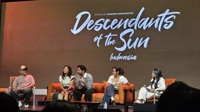 Para pemain film Descendants Of The Sun dan sutradara Hanung Bramantyo dalam IdeaFest 2026. (Ratnaning Asih/ Liputan6.com)