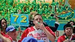 Ekspresi Joey Chestnut merayakan kemenangan dalam Kontes Makan Internasional Nathan, di New York, AS (4/7). Joey Chestnut menang dengan menghabiskan 72 hot dog dalam 10 menit. (AP Photo/Bebeto Matthews)