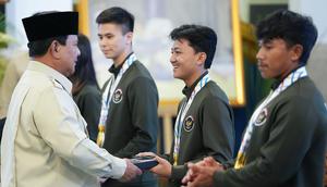 Atlet skateboard, Basral Graito Hutomo, tampak semringah saat menerima bonus dari Presiden Prabowo Subianto di Istana Negara, Kamis (8/1/2026). (Foto: Muchlis Jr - BPMI Sekretariat Presiden)