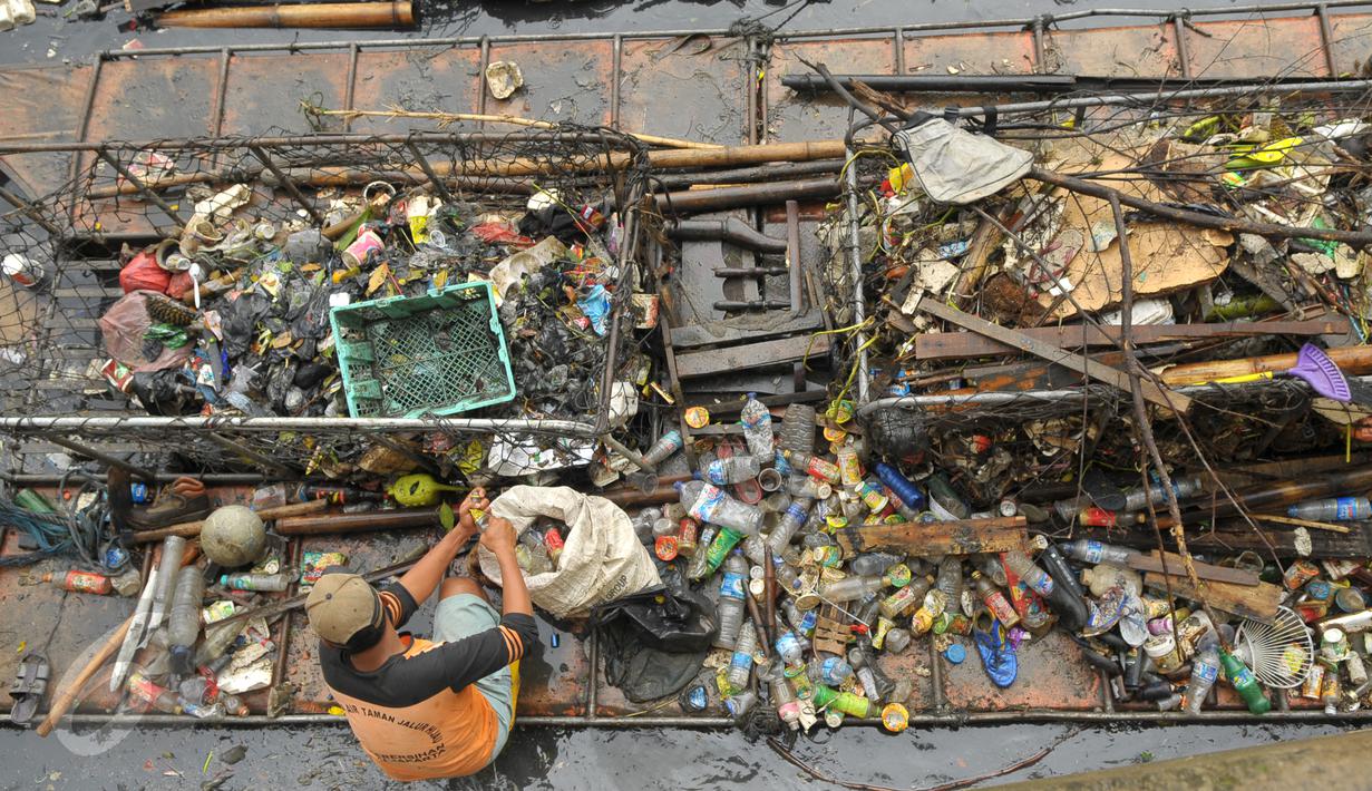 Petugas dari Dinas Kebersihan DKI mengumpulkan sampah yang menumpuk di kali yang berada di kawasan Cengkareng, Jakarta, Kamis (11/2). Kegiatan ini sebagai upaya Pemkot Jakarta Barat mengatasi banjir. (Liputan6.com/Faisal R Syam)
