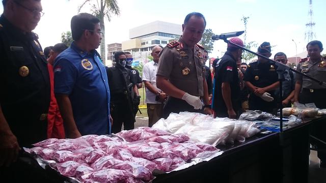 Kapolda Sumsel memeriksa barang bukti yang diamankan (Liputan6.com/Nefri Inge)