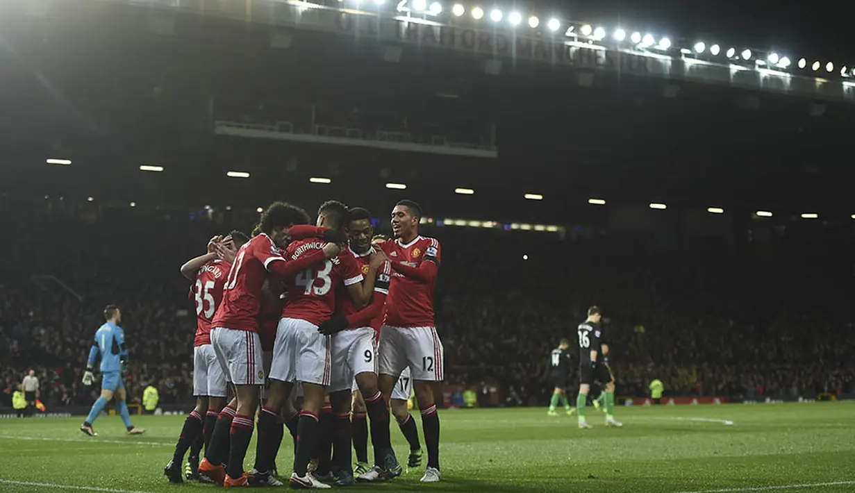 6. Manchester United, 58 poundsterling atau sekitar 1,14 juta rupiah. (AFP/Paul Ellis)