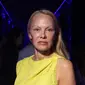 Pamela Anderson tidak menggunakan make up saat pertunjukan Isabel Marant di Paris Fashion Week. (sumber: Vianney Le Caer/Invisi/AP)