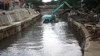 Untuk menjaga kondisi sungai tetap baik dan lancar, Pemprov DKI mengerahkan sebuah ekskavator untuk mengeruk lumpur di kali inspeksi Ciliwung, Jakarta, Selasa (3/3/2015).(Liputan6.com/Faizal Fanani)
