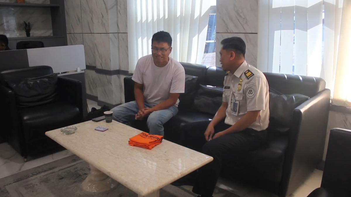 WNA China pemburu dan pemakan penyu ditangkap Imigrasi Makassar. (Istimewa).