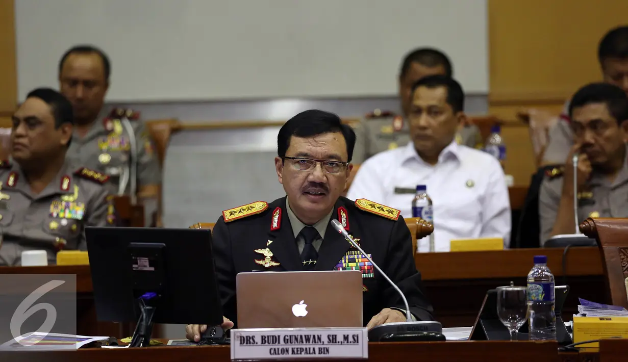 Komjen Pol Budi Gunawan memberikan keterangan saat uji kepatutan dan kelayakan (fit and proper test) sebagai calon Kepala Badan Intelijen Negara (BIN), dengan Komisi I DPR, di Kompleks Parlemen, Jakarta, Rabu (7/9). (Liputan6.com/Johan Tallo)
