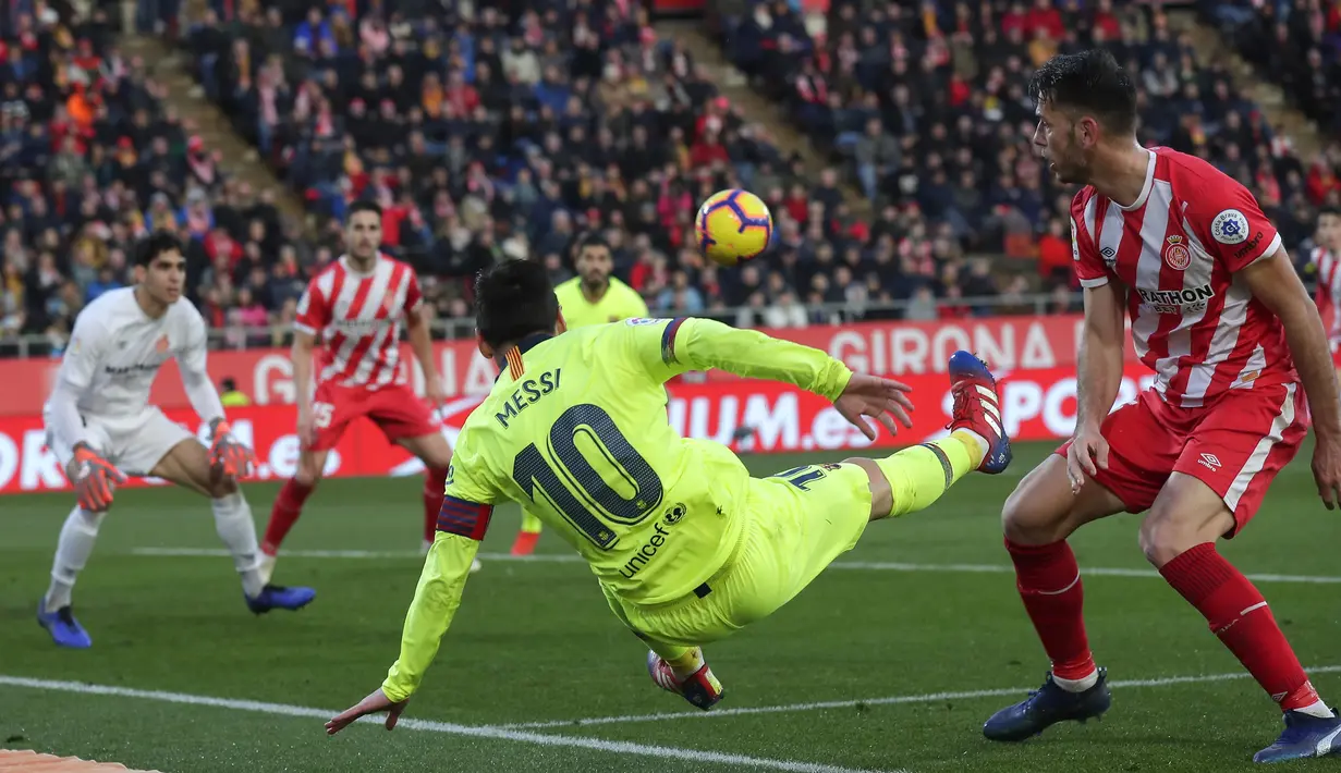 Striker Barcelona, Lionel Messi, menendang bola saat melawan Girona pada laga La Liga di Stadion Montilivi, Minggu (27/1). Barcelona menang 2-0 atas Girona. (AP/Manu Fernandez)