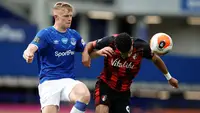 Jarrad Branthwaite (kiri) mendapatkan kesempatan bermain oleh Rafael Benitez saat Everton melawan Chelsea di pekan ke-17 Liga Inggris. Hebatnya, ia mampu tampil mengesankan dengan mencetak satu gol di usianya yang masih 19 tahun, 5 bulan, 19 hari. (AFP/Clive Burnskill)