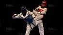 Atlet taekwondo Indonesia, Dinggo Ardian (merah), saat melawan Morrison Samuel, pada final kelas kyorugi -74 kg SEA Games di KLCC, Kuala Lumpur, Minggu (27/8/2017). Kalah di final, Dinggo harus puas meraih perak. (Bola.com/Vitalis Yogi Trisna)