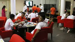 Maman Abdurahman sedang santai bersama rekan-rekannya menikmati hidangan makan malam di Bandung, Jumat (15/7/2016). (Bola.com/Nicklas Hanoatubun)