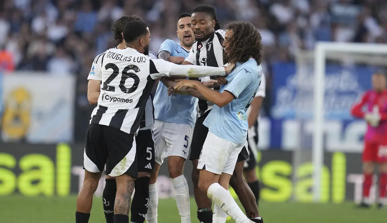 Pemain Lazio, Matias Vecino (tengah) berusaha memisahkan pertikaian sejumlah pemain dalam laga lanjutan Liga Italia 2024/2025 di Olympic Stadium, Roma, Italia, Sabtu (10/05/2025) waktu setempat. (AP Photo/LaPresse/Fabrizio Corradetti)