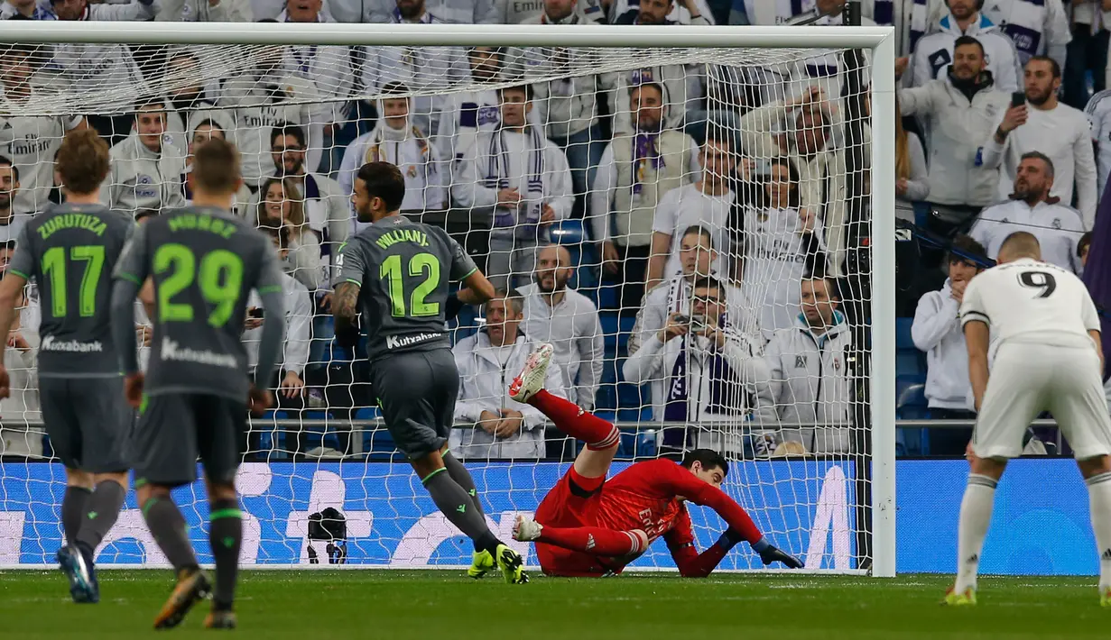 Kiper Real Madrid Thibaut Courtois gagal menepis tendangan penalti pemain Real Sociedad Willian pada laga pekan ke-18 La Liga Spanyol di Santiago Bernabeu, Minggu (6/1). Real Sociedad meraih kemenangan 2-0 atas Real Madrid. (AP Photo/Paul White)