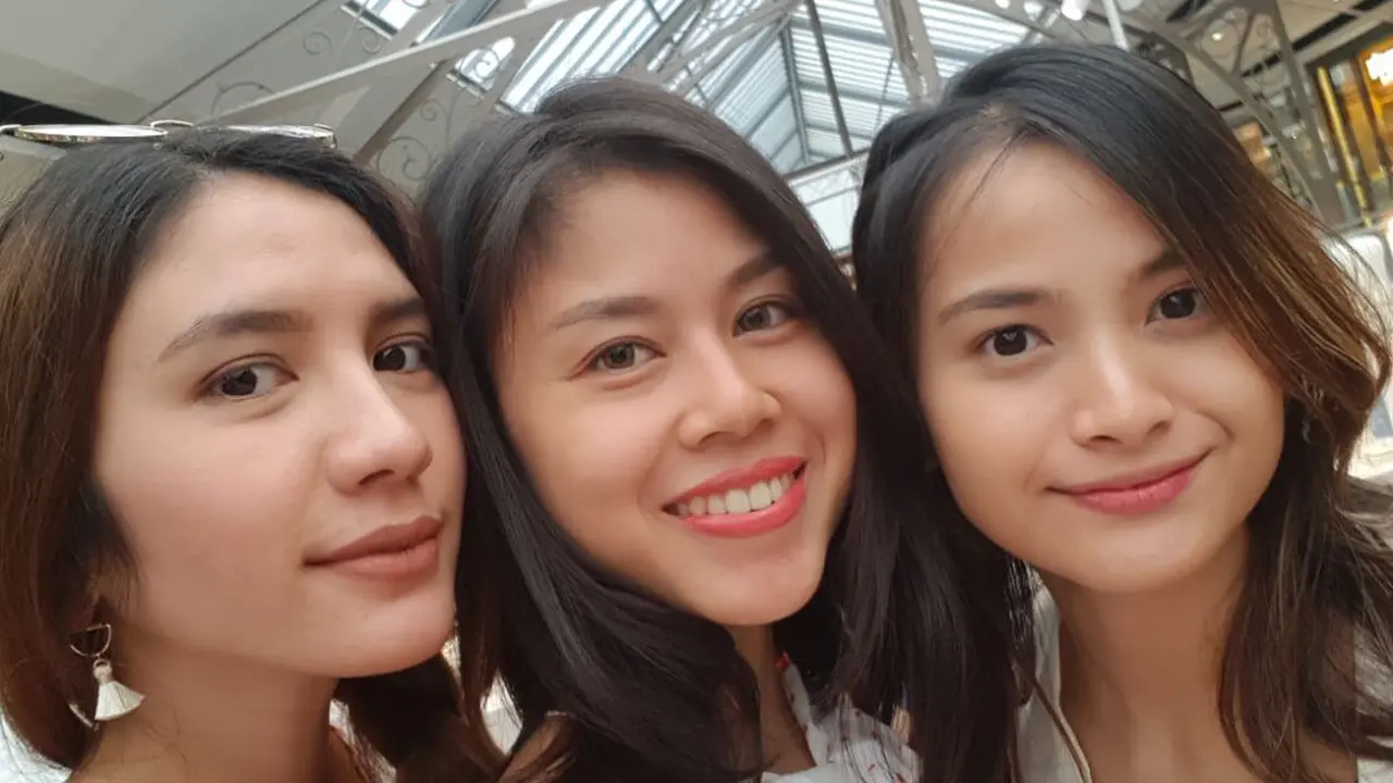 [Bintang] Cantik Bukan Main, Gaya Girl Squad Acha Septriasa yang Gemesin