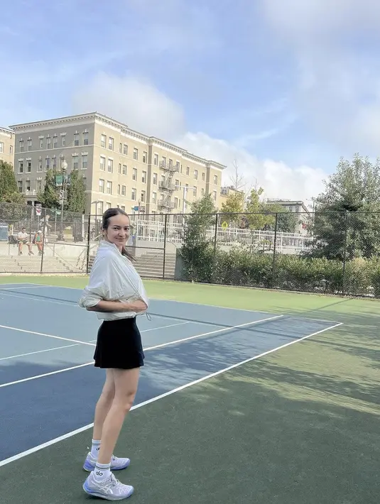 Rajin berolahraga menjadi salah satu kunci wajahnya begitu segar walau tanpa makeup. [Foto: Instagram/ Enzy Storia]