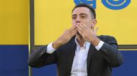 Xavi Hernandez, mantan kapten Barcelona kembali menjejakkan kaki di Camp Nou pada Senin (8/11/2021) malam WIB. Ia datang tak lagi sebagai pemain, namun sebagai pelatih yang dituntut menjadi juru selamat dalam keterpurukan Barcelona saat ini. (AFP/Lluis Gene)
