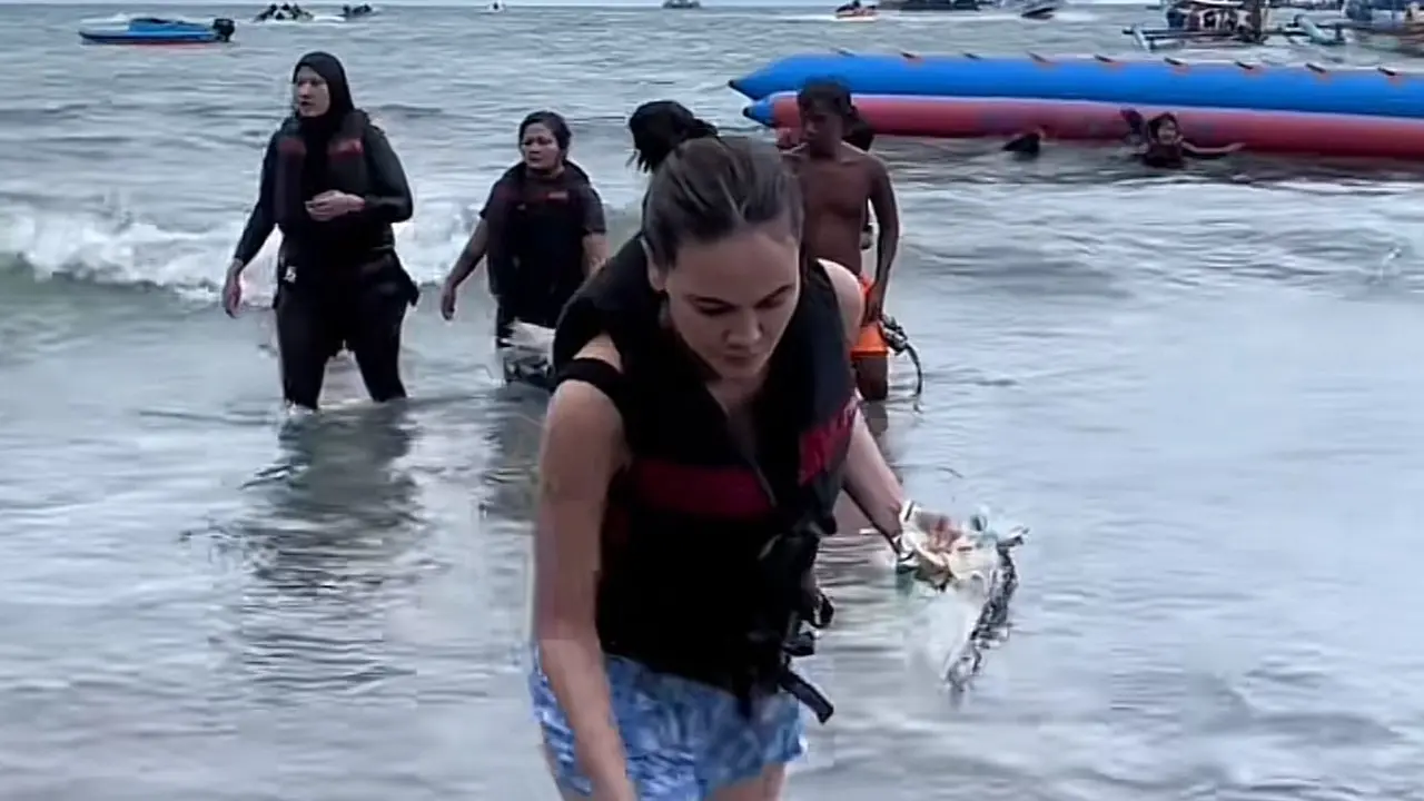 Aksi Luna Maya Saat Mencoba Water Sport Pantai Pangandaran, Miris dengan Sampah di Tempat Wisata