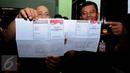 Petugas menunjukkan kertas suara Pilkada DKI Jakarta 2017 yang rusak di Gudang Logistik KPU Jakarta Pusat, Senin (24/1). Total jumlah surat suara adalah 747.152 surat suara dengan 19.287 surat suara cadangan. (Liputan6.com/Gempur M Surya)