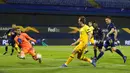 Penjaga gawang Dinamo Zagreb Dominik Livakovic (kiri) melakukan penyelamatan di depan pemain Tottenham Hotspur Harry Kane pada pertandingan leg kedua babak 16 besar Liga Europa di Stadion Maksimir, Zagreb, Kroasia (18/3/2021). Tottenham kalah 0-3, sehingga agregat 2-3. (AP Photo/Darko Bandic)