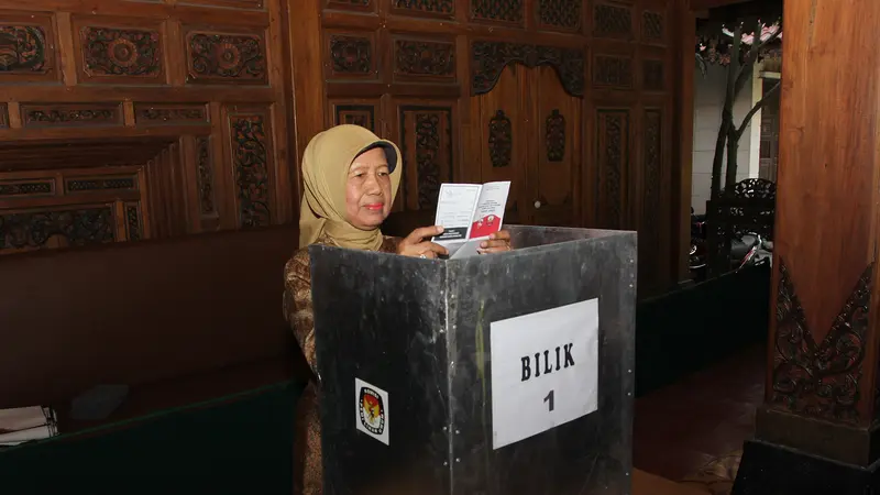 Nyoblos di TPS Manahan Solo, Ibunda Jokowi Hanya Lempar Senyum