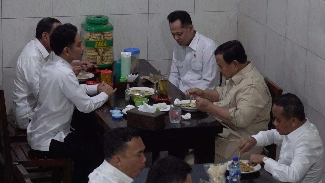Momen Hangat Prabowo, Jokowi dan Gibran Makan Bareng di Solo, Giring Didapuk Nyanyi Para Menteri Asyik Joget