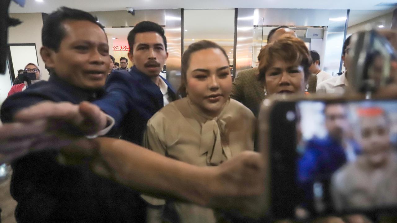FOTO: Lisa Mariana Sambangi Mabes Polri, Jalani Tes DNA