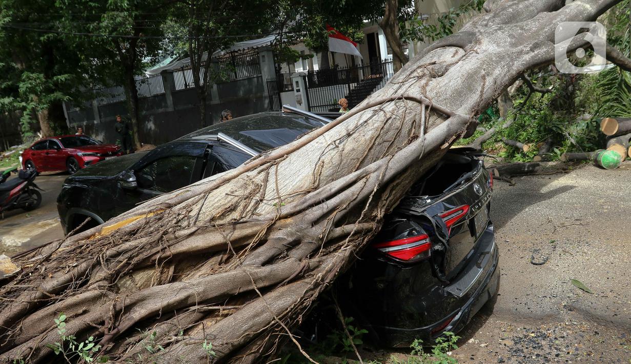 Beruntung, mobil tersebut dalam keadaan kosong sehingga tidak menimbulkan korban pada peristiwa tersebut. (Liputan6.com/Herman Zakharia)