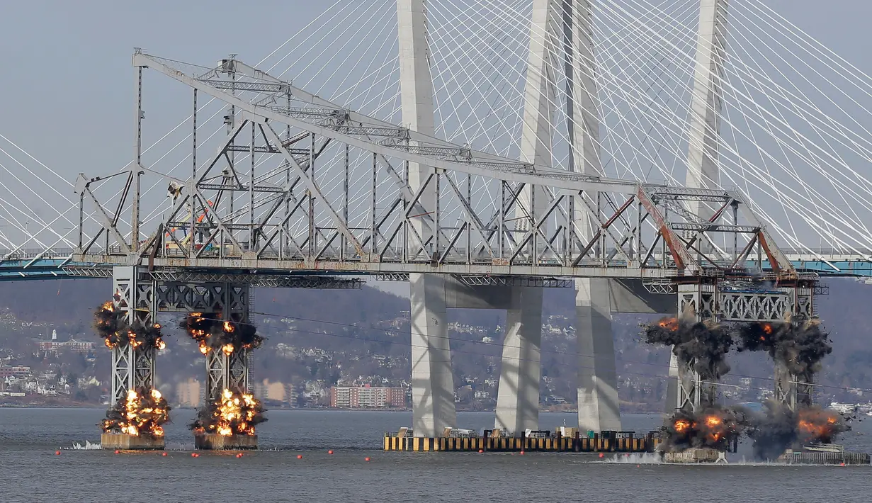 Ledakan dahsyat menghancurkan bagian Jembatan Tappan Zee di Tarrytown, New York, AS, Selasa (15/1). Jembatan Tappan Zee dihancurkan lantaran sudah tua. (AP Photo/Seth Wenig)