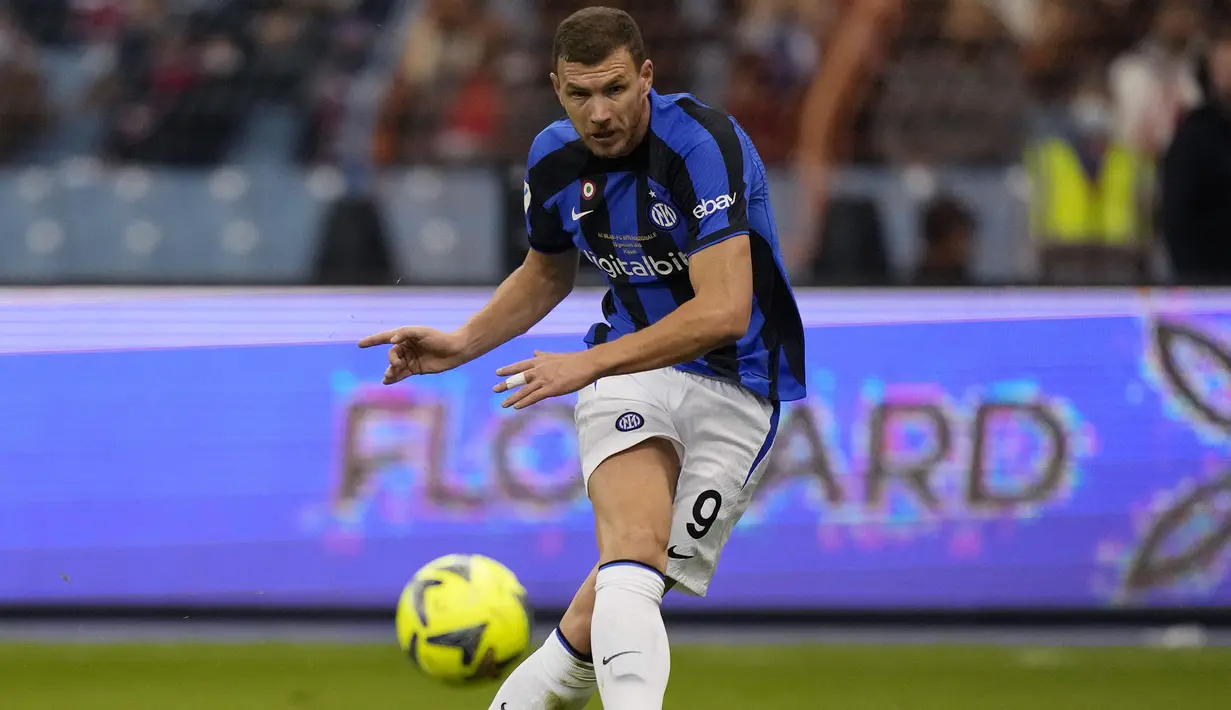 <p>Pemain Inter Milan, Edin Dzeko mencetak gol kedua timnya ke gawang AC Milan saat laga Piala Super Italia 2022/2023 yang berlangsung di Stadion Internasional King Fahd, Riyadh, Arab Saudi, pada Kamis (19/1/2023) dini hari WIB.&nbsp;(AP Photo/Hussein Malla)</p>