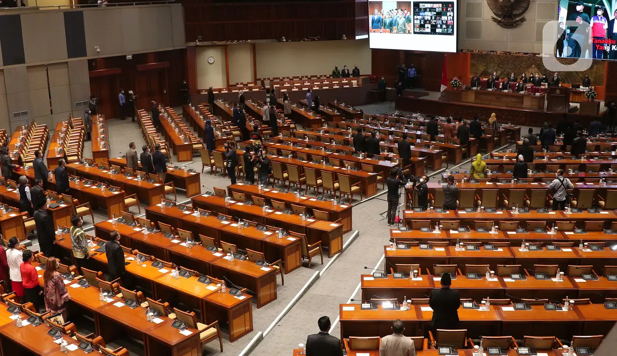 Anggota DPR RI saat mengikuti pembukaan Rapat Paripurna Pembukaan Masa Persidangan V Tahun Sidang 2021-2022 di Nusantara II, Kompleks Parlemen MPR/DPR-DPD, Senayan, Jakarta, Selasa (17/5/2022). Rapat paripurna hari ini menandakan DPR kembali aktif bersidang setelah selesai menjalani masa reses. Hadir 76 anggota yang secara fisik, 252 secara virtual dan izin 5 anggota. Sehingga total kehadiran rapat paripurna hari ini adalah 333 dari 575 anggota DPR. (Liputan6.com/Angga Yuniar)
