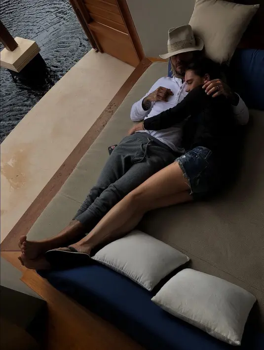 Kendati demikian, rumor tersebut pun langsung ditepis oleh keduanya. (instagram/victoriabeckham)