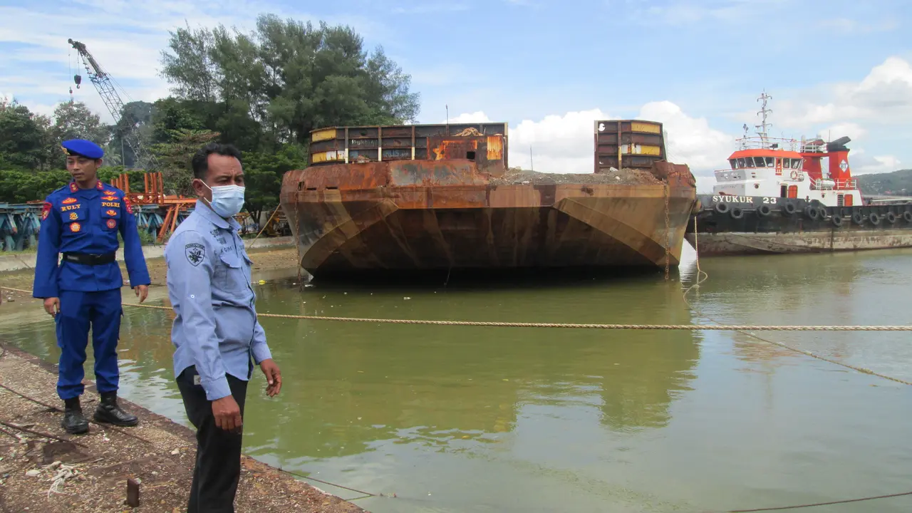 Polisi mengamankan kapal tongkang dan tugboat yang menabrak perahu nelayan di Muna, namun belum ada penetapan tersangka.(Liputan6.com/Ahmad Akbar Fua)