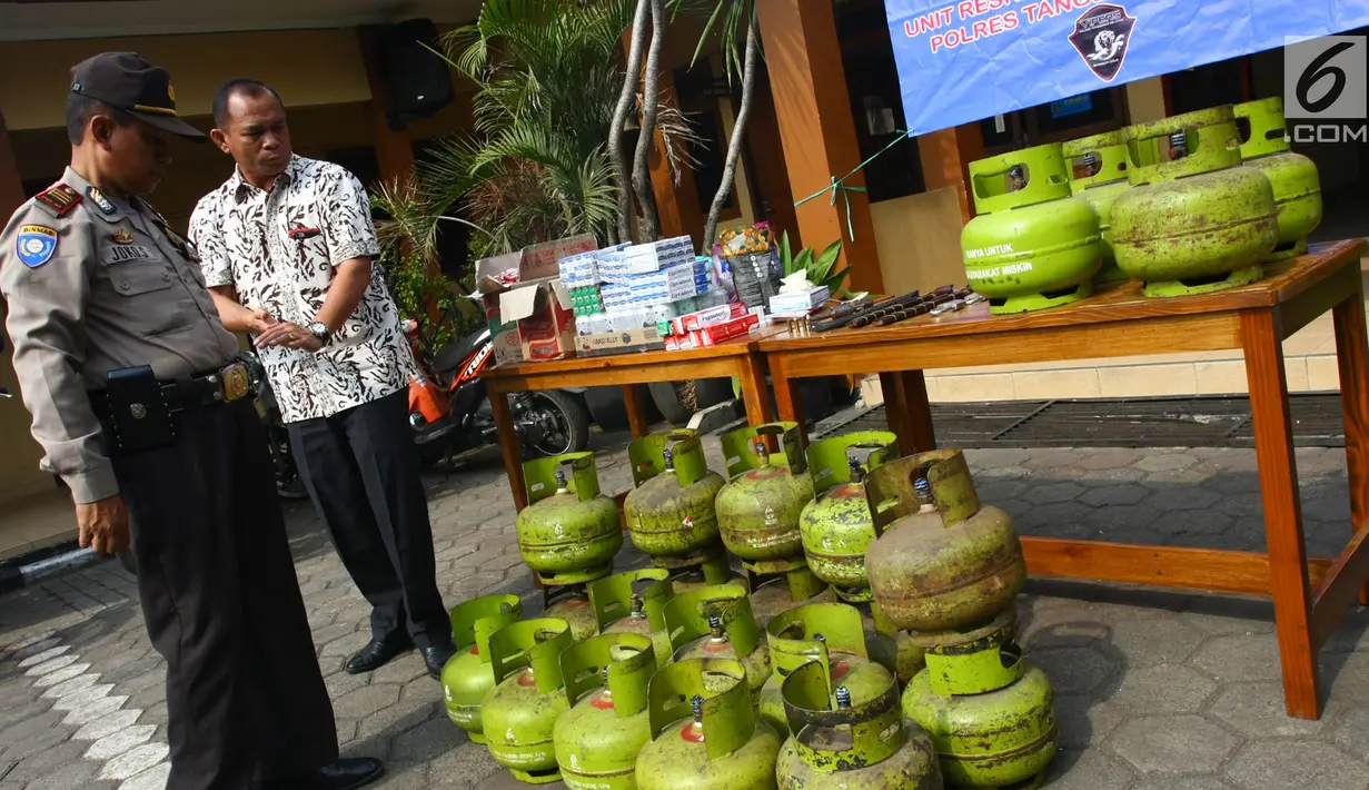 Barang bukti kasus pembobolan toko saat gelar gelar perkara di Polsek Pamulang, Jumat (19/10). Barang bukti hasil perampokan berupa sembako dan sejumlah tabung gas berhasil diamankan. (Merdeka.com/Arie Basuki)
