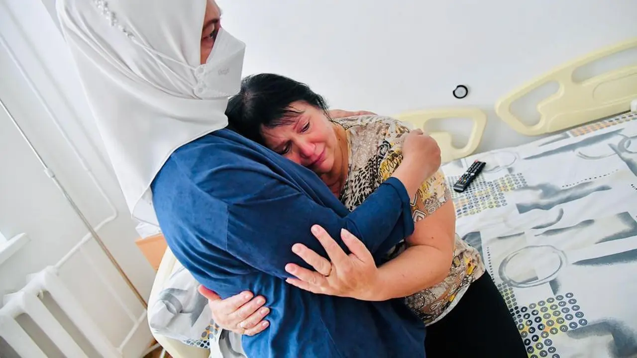 Momen Haru Iriana Jokowi Beri Pelukkan Pada Korban Perang di Ukraina