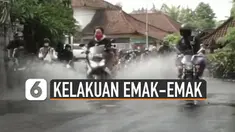 Ada-ada saja tingkah yang dilakukan oleh emak-emak. Seperti lewati jalanan tergenang air saat ada gerombolan motor.