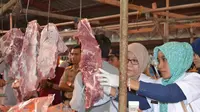 Pemeriksaan yang dilakukan petugas Dinas Peternakan Provinsi Bengkulu terhadap puluhan sapi, utamanya memeriksa bentuk fisik hewan.