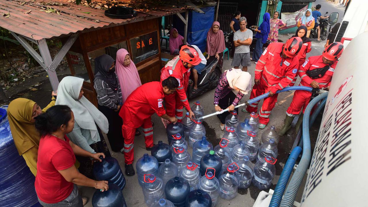 PMI Distribusikan Air Bersih bagi Korban Kekeringan di Depok