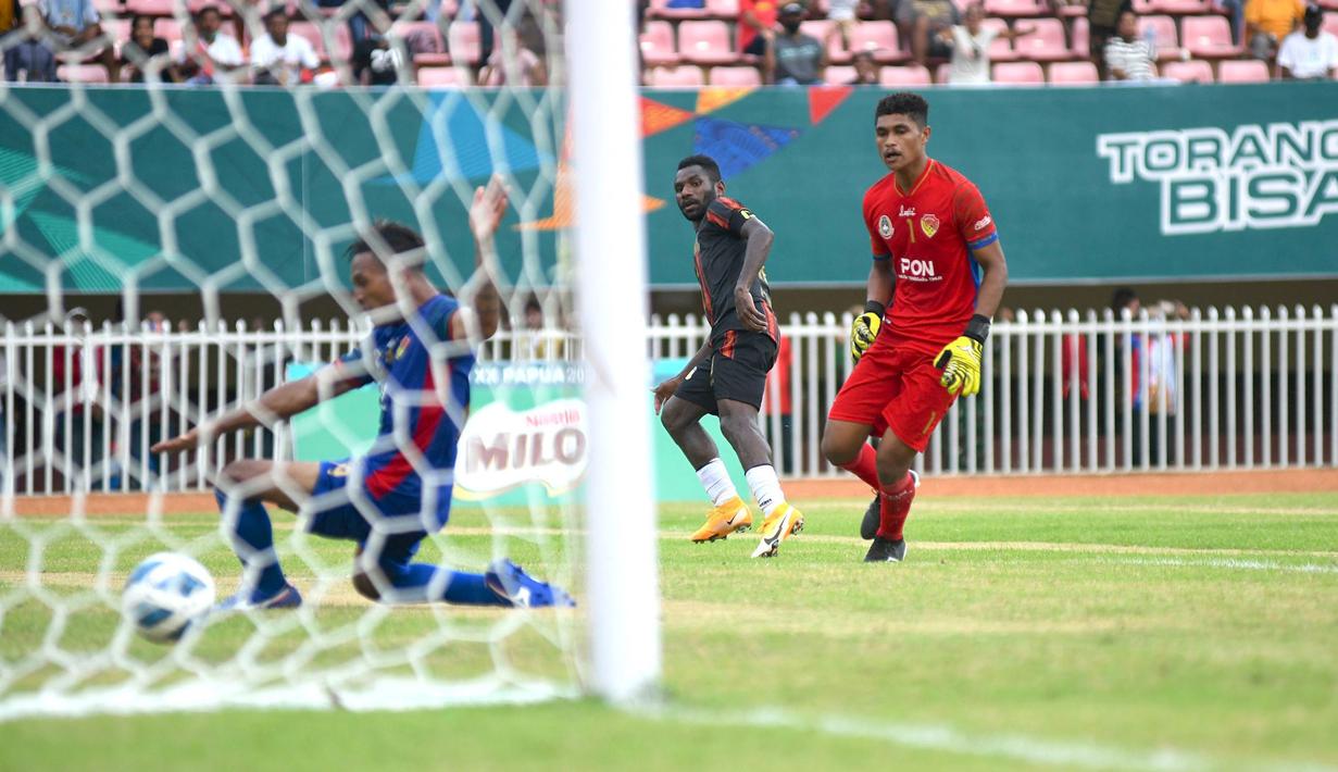 Kapten tim Papua, Ricky Ricardo Cawor mencetak gol keduanya dalam laga sepakbola penyisihan kelompok A, PON XX Papua melawan Nusa Tenggara Timur di Stadion Mandala, Jayapura, Minggu sore (3/10/2021). (Foto: PB PON XX PAPUA/Tagor Siagian)