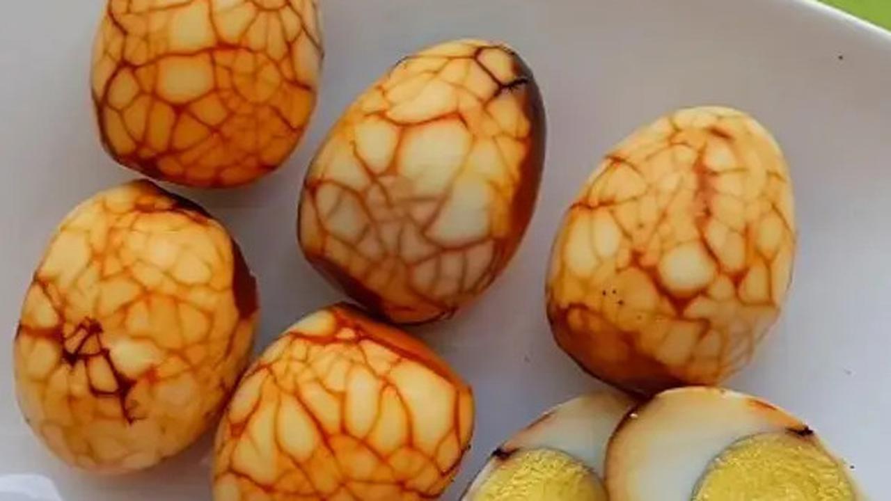 Trik Sederhana Membuat Telur Pindang Batik dengan Motif yang Memukau