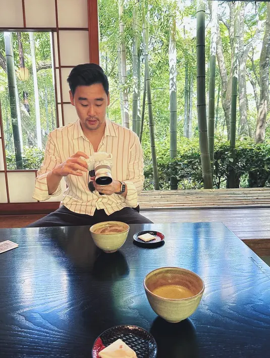 Jesse Choi juga memilih tampilan kasual untuk liburannya kali ini. Ia tampil lebih sederhana dengan kemeja bermotif garis dan celana panjang hitam. Foto: Instagram.