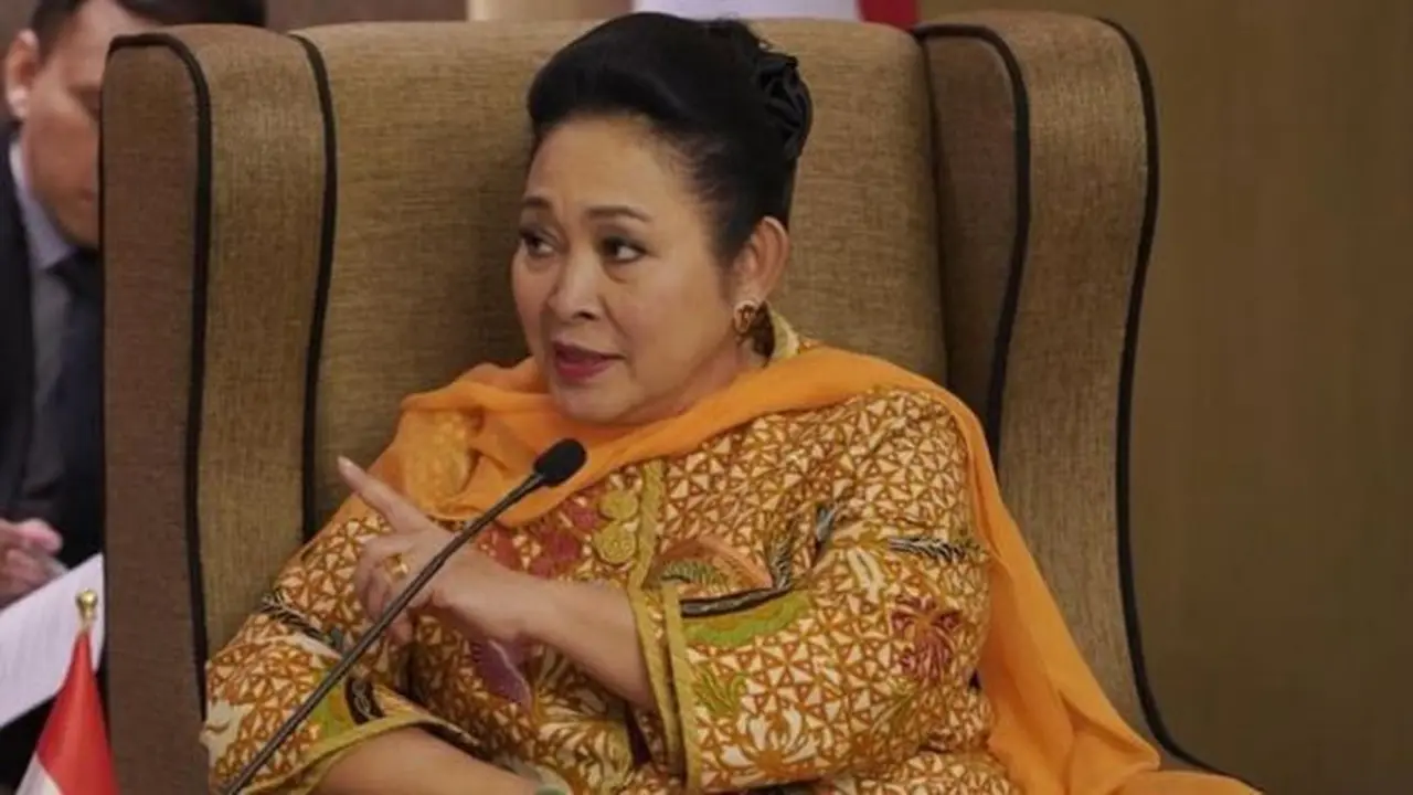 Model Atasan Batik Titiek Soeharto yang Simpel dan Elegan (Foto: Instagram @titieksoeharto)