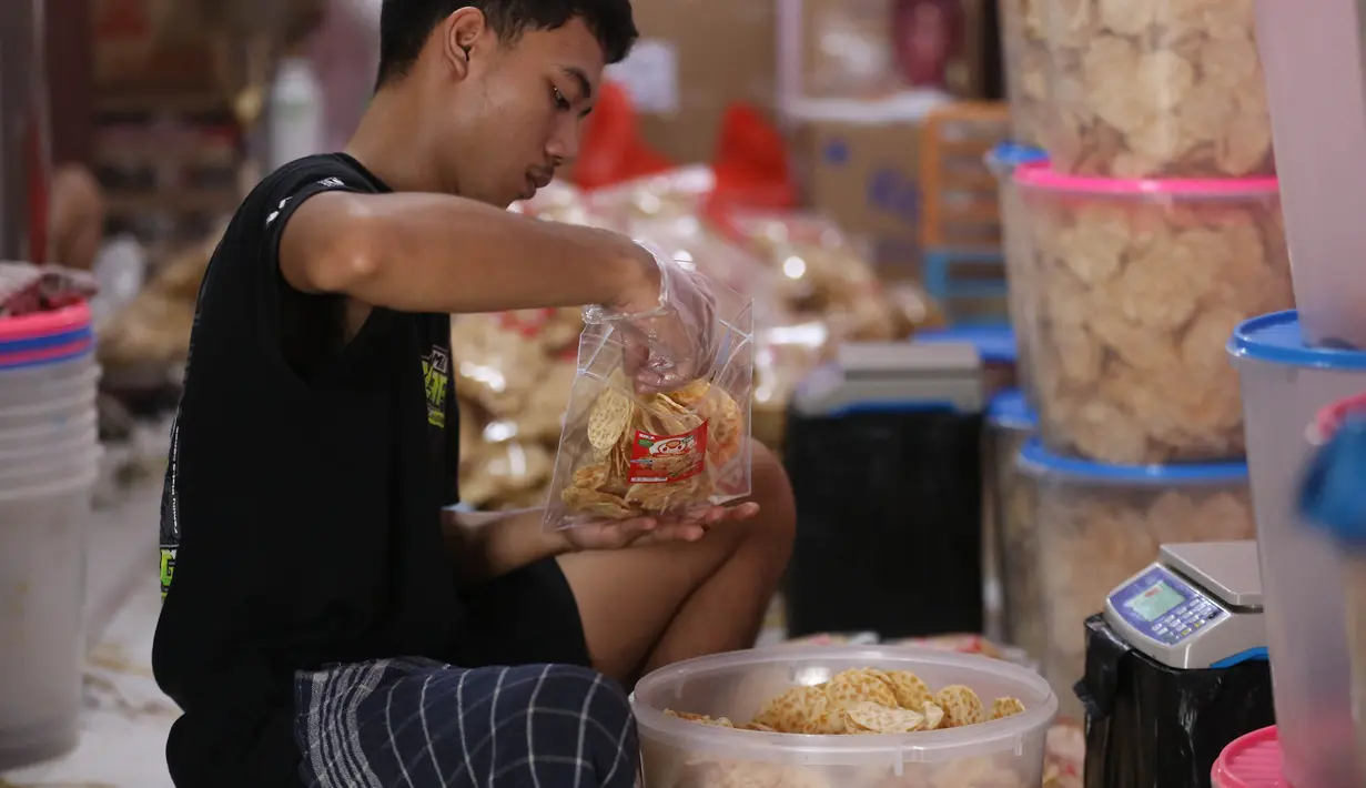 Sepulang dari perjalanan tersebut, ia mulai mengolah tempe menjadi keripik bersama para pengrajin tempe di Keramat Pela. Tampak dalam foto, pekerja menyelesaikan pembuatan keripik tempe di rumah usaha Keripik Tempe Mama Tina, Kebayoran Baru, Jakarta Selatan, Kamis (7/5/2026). (merdeka.com/Arie Basuki)