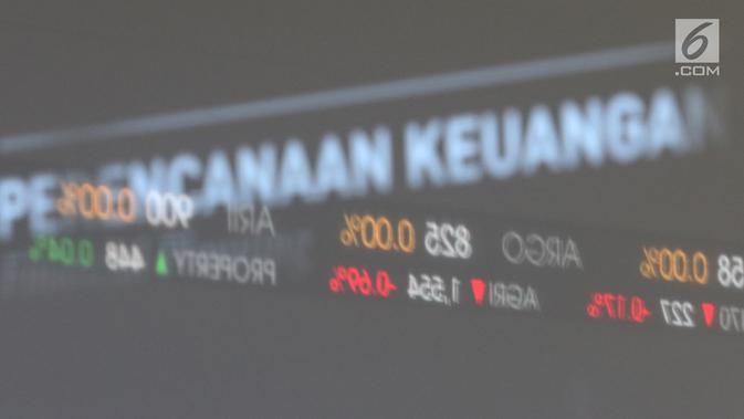 Layar monitor pergerakan saham di gedung Bursa Efek Indonesia, Jakarta, Rabu (2/1). Indeks Harga Saham Gabungan (IHSG) pada pembukaan perdagangan saham 2019 menguat 10,4 poin atau 0,16% ke 6.204. (Liputan6.com/Angga Yuniar)