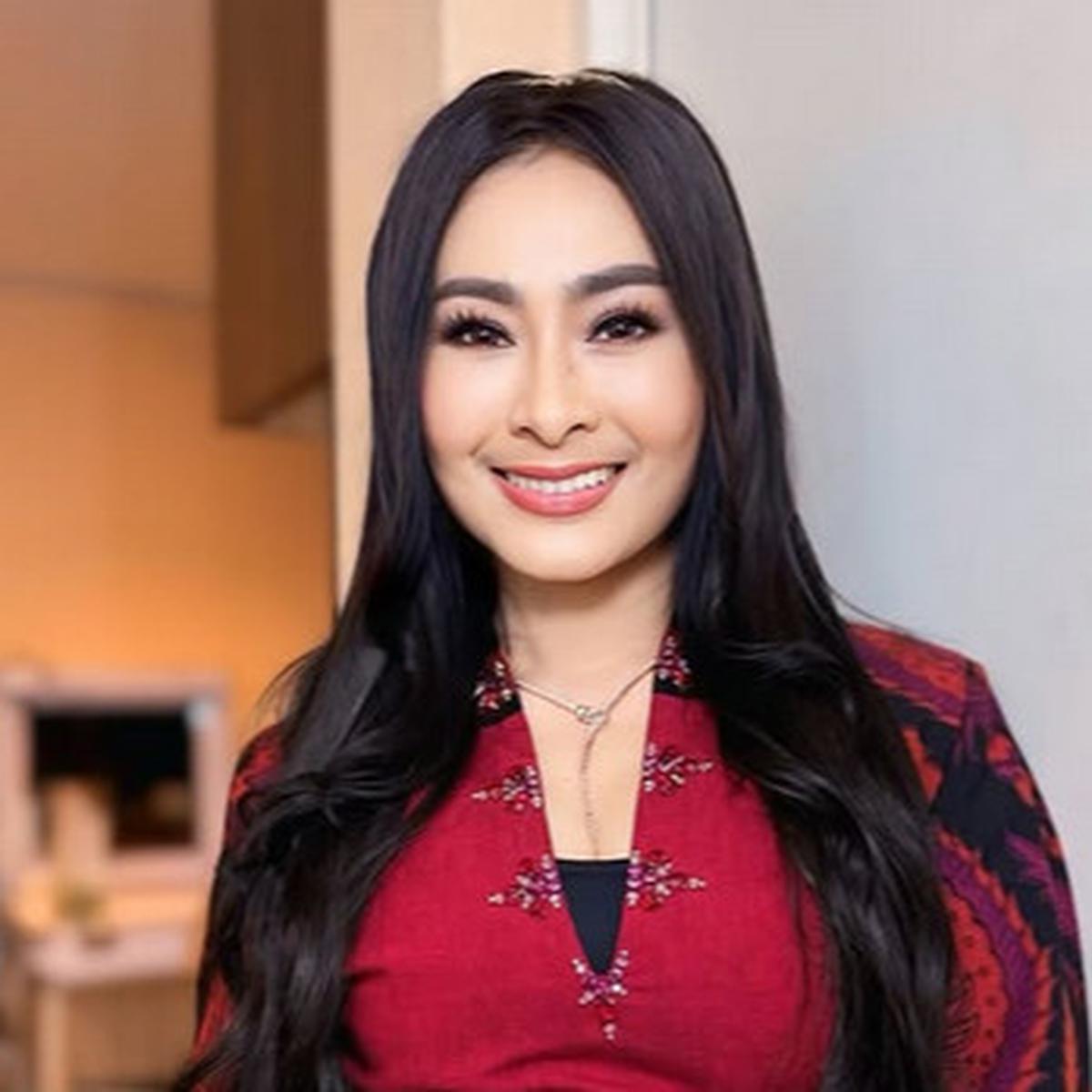 Potret Iis Dahlia Usai Facelift di Korea, Makin Cantik & Awet Muda di Usia 53 Tahun - Raffi Ahmad Salfok Bahas Kumis