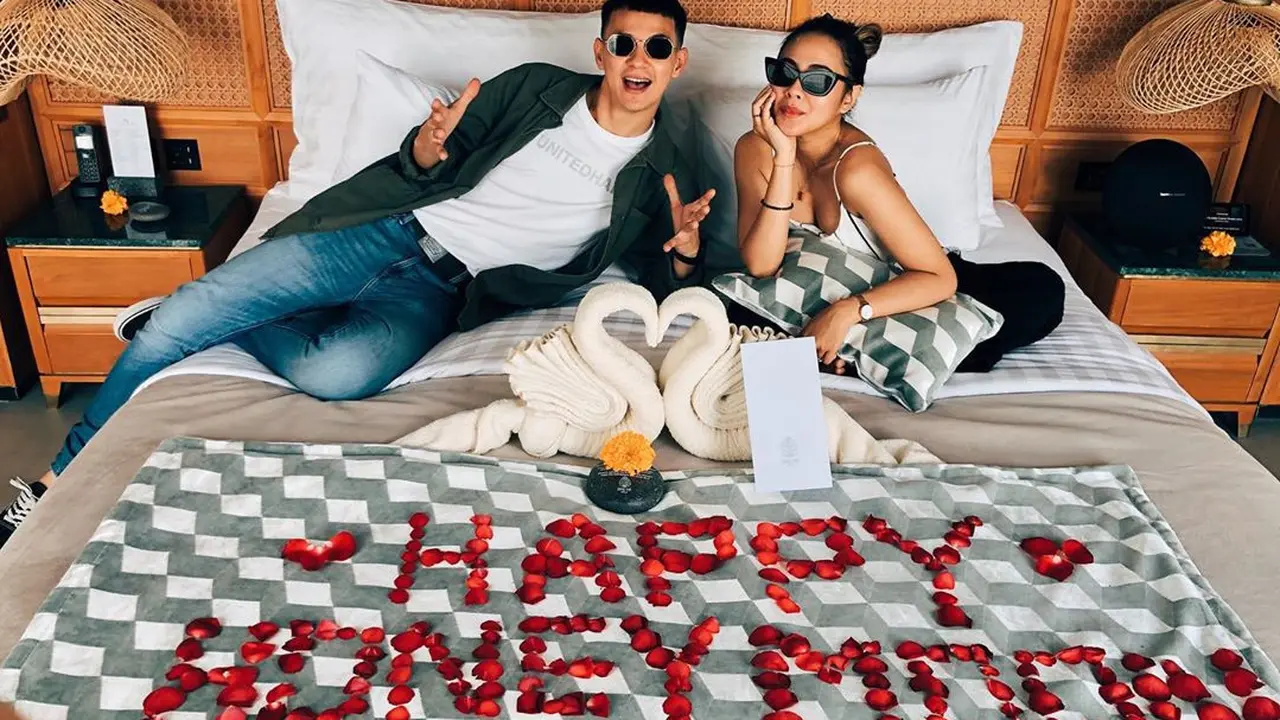 6 Momen Bulan Madu Marcell Darwin dan Nabila, Bermesraan di Kolam