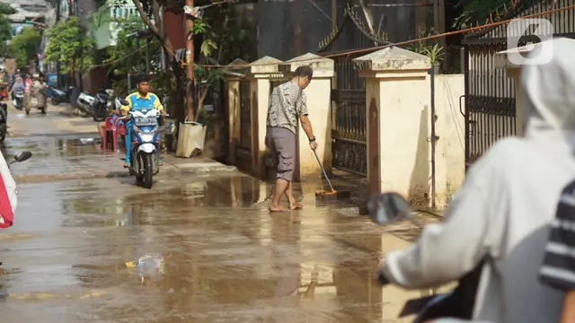 Warga Cipinang Muara Kerja Keras Bersihkan Perabotan