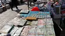 Suasana sebuah pasar yang menjual uang kertas Irak yang bergambar mantan Presiden Irak, Saddam Hussein di Baghdad, Irak (28/12). Pada tahun 2003 mata uang yang bergambar Saddam Hussein ini  diganti dengan mata uang Dinar Irak yang baru. (AFP/Sabah Arar)